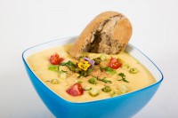 ein-napf-ein-teller-suppe-mensch